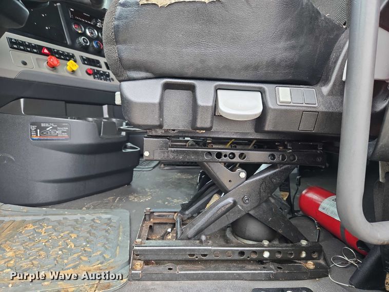 image for item YA2483 2019 Freightliner Cascadia semi truck