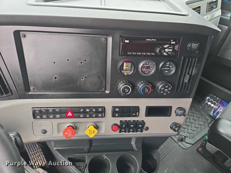 image for item YA2483 2019 Freightliner Cascadia semi truck