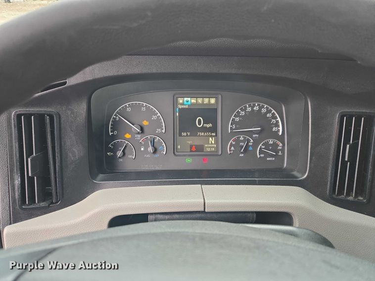 image for item YA2483 2019 Freightliner Cascadia semi truck