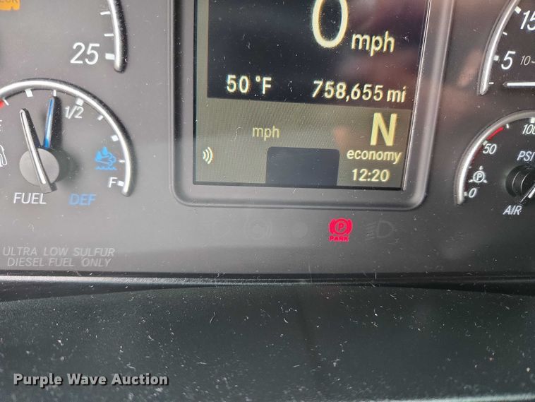 image for item YA2483 2019 Freightliner Cascadia semi truck