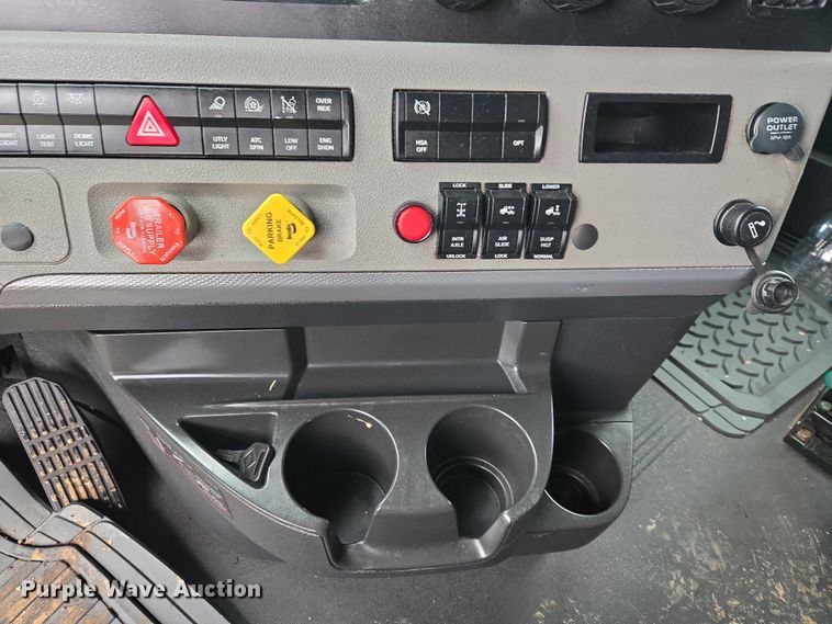 image for item YA2483 2019 Freightliner Cascadia semi truck