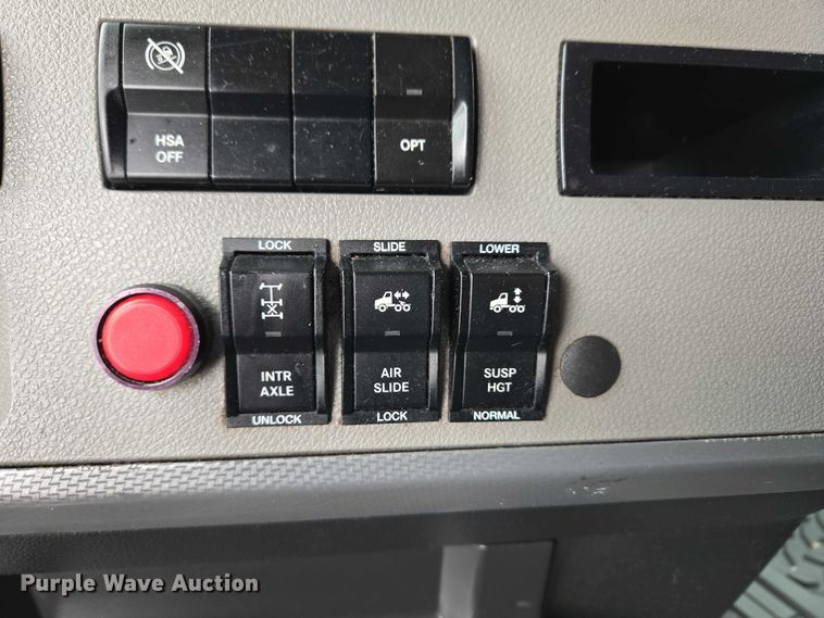 image for item YA2483 2019 Freightliner Cascadia semi truck