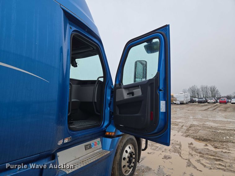 image for item YA2483 2019 Freightliner Cascadia semi truck