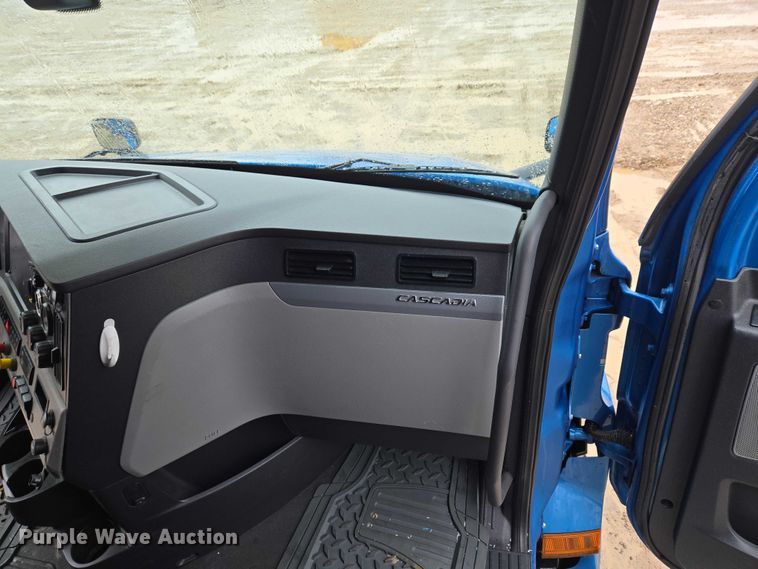 image for item YA2483 2019 Freightliner Cascadia semi truck