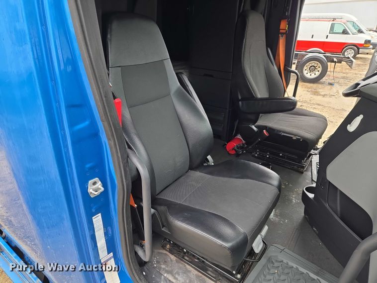 image for item YA2483 2019 Freightliner Cascadia semi truck