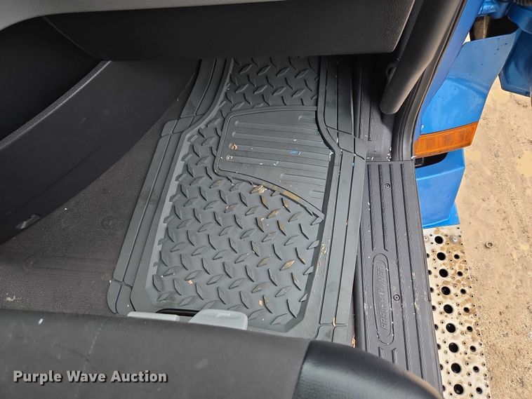 image for item YA2483 2019 Freightliner Cascadia semi truck