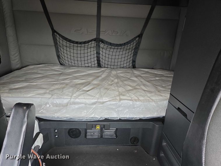 image for item YA2483 2019 Freightliner Cascadia semi truck