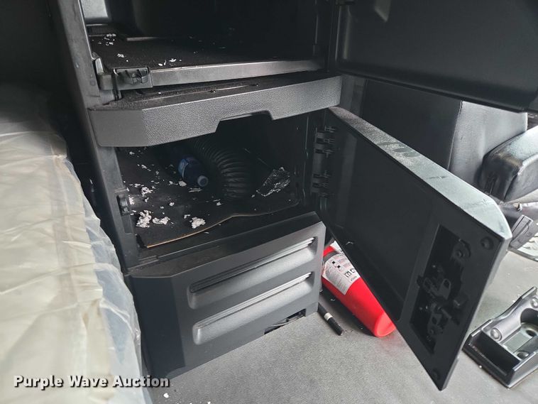 image for item YA2483 2019 Freightliner Cascadia semi truck