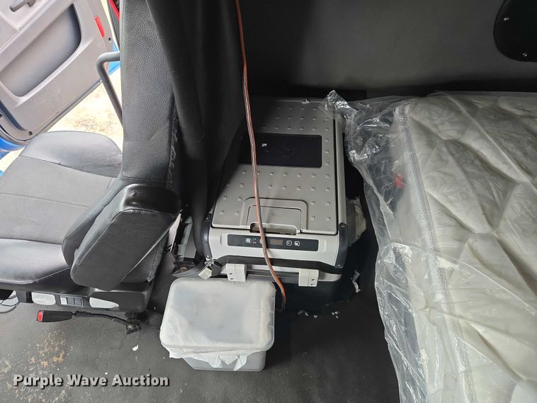 image for item YA2483 2019 Freightliner Cascadia semi truck