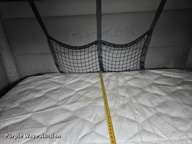 image for item YA2483 2019 Freightliner Cascadia semi truck