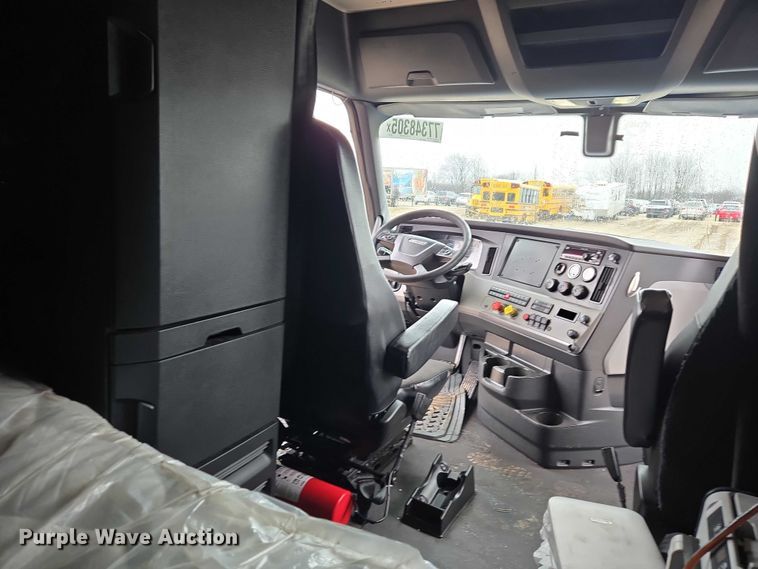 image for item YA2483 2019 Freightliner Cascadia semi truck