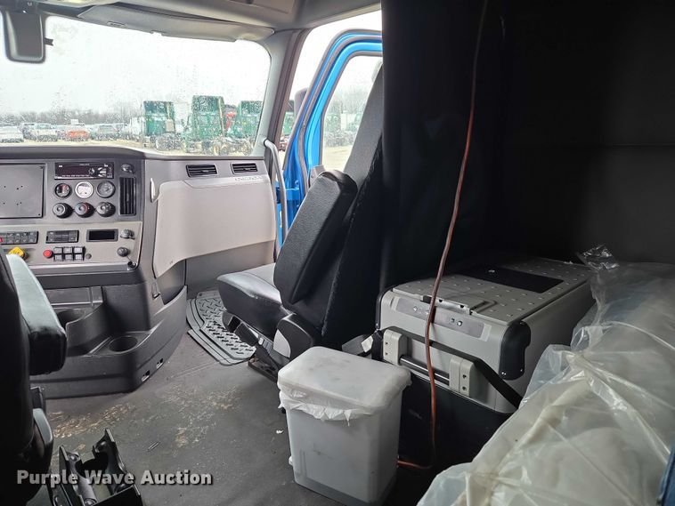 image for item YA2483 2019 Freightliner Cascadia semi truck