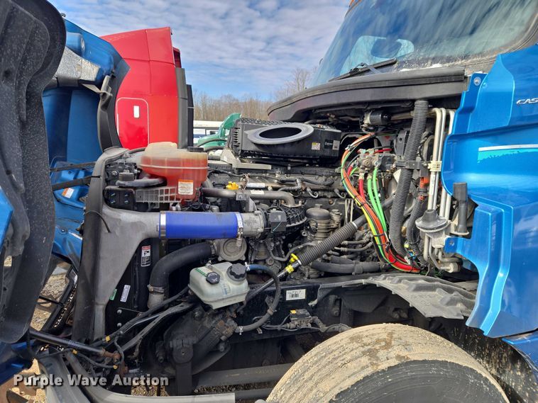 image for item YA2483 2019 Freightliner Cascadia semi truck