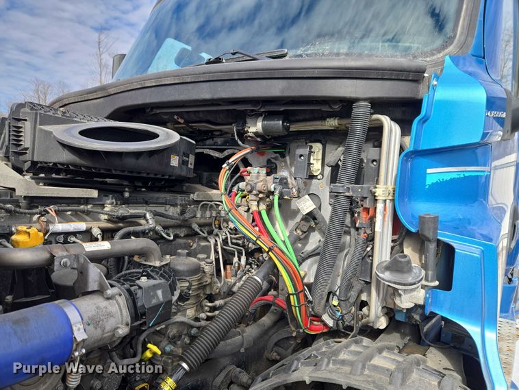 image for item YA2483 2019 Freightliner Cascadia semi truck