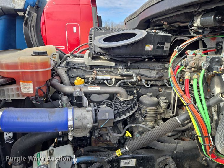 image for item YA2483 2019 Freightliner Cascadia semi truck