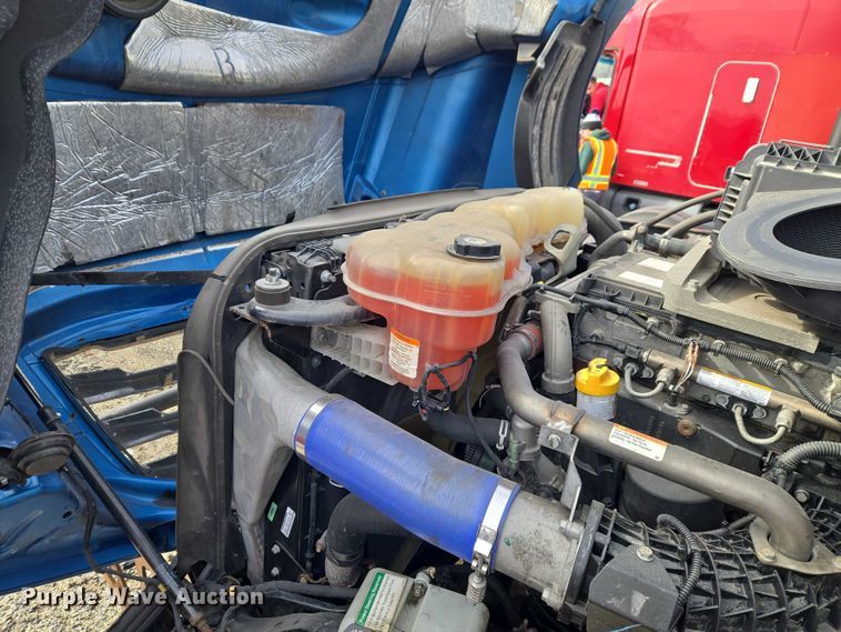 image for item YA2483 2019 Freightliner Cascadia semi truck