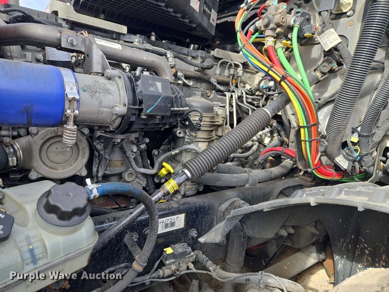 image for item YA2483 2019 Freightliner Cascadia semi truck