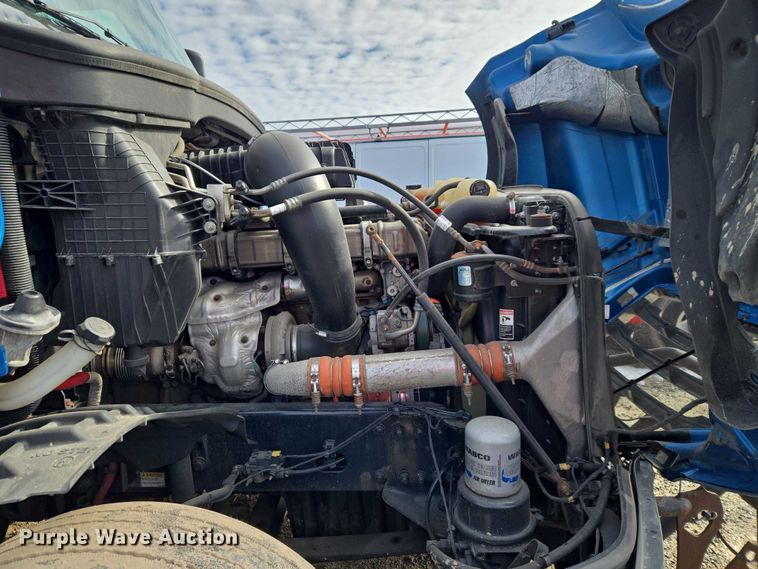 image for item YA2483 2019 Freightliner Cascadia semi truck