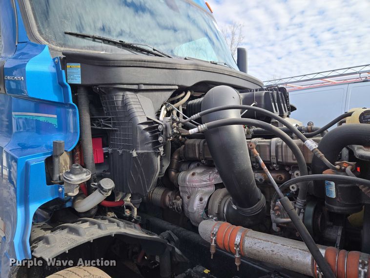 image for item YA2483 2019 Freightliner Cascadia semi truck