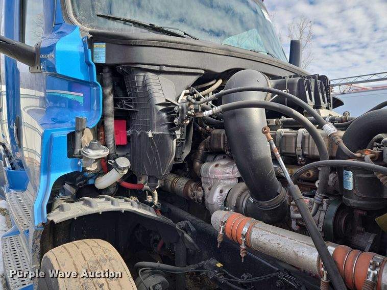 image for item YA2483 2019 Freightliner Cascadia semi truck