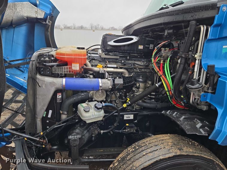 image for item YA2483 2019 Freightliner Cascadia semi truck