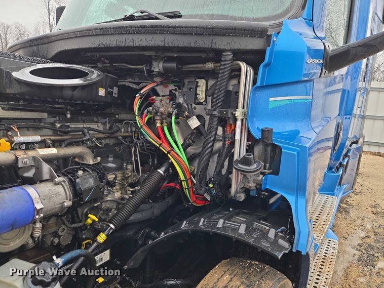 image for item YA2483 2019 Freightliner Cascadia semi truck