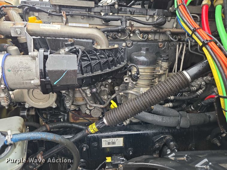 image for item YA2483 2019 Freightliner Cascadia semi truck