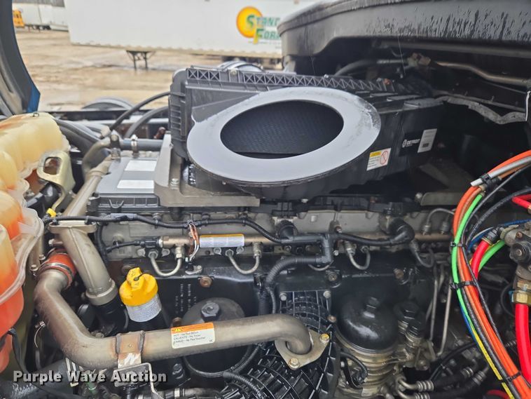 image for item YA2483 2019 Freightliner Cascadia semi truck