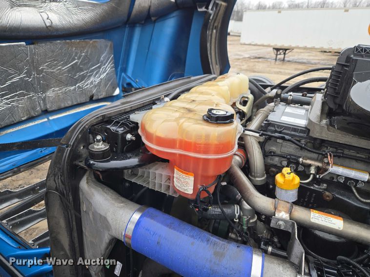 image for item YA2483 2019 Freightliner Cascadia semi truck