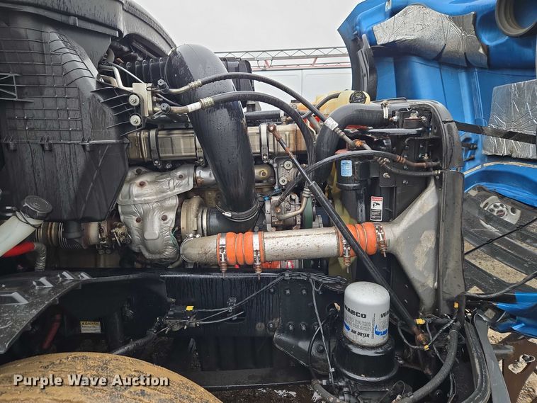 image for item YA2483 2019 Freightliner Cascadia semi truck