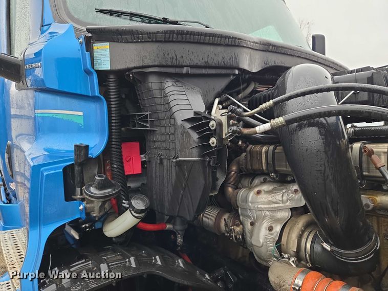 image for item YA2483 2019 Freightliner Cascadia semi truck