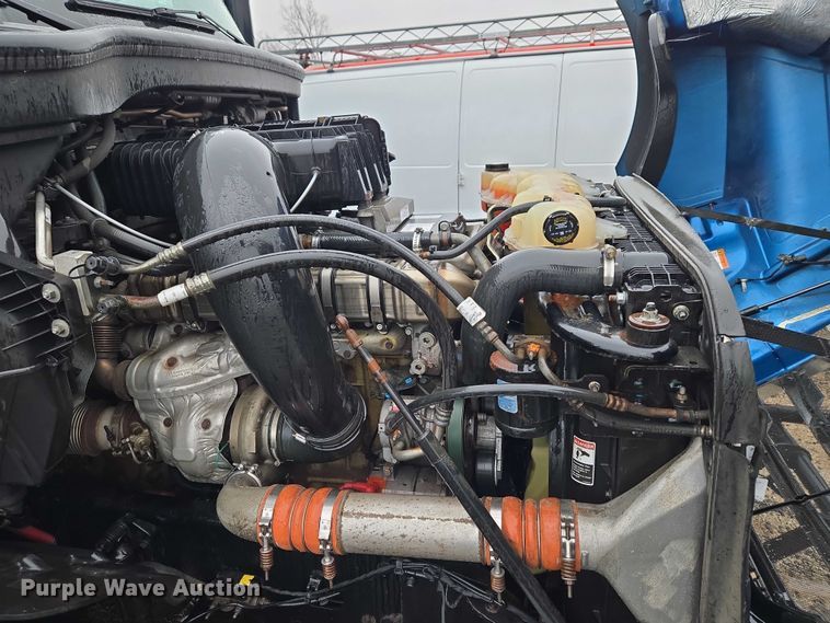 image for item YA2483 2019 Freightliner Cascadia semi truck