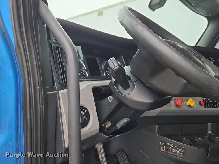 image for item YA2483 2019 Freightliner Cascadia semi truck