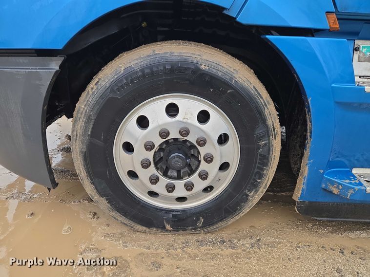 image for item YA2483 2019 Freightliner Cascadia semi truck