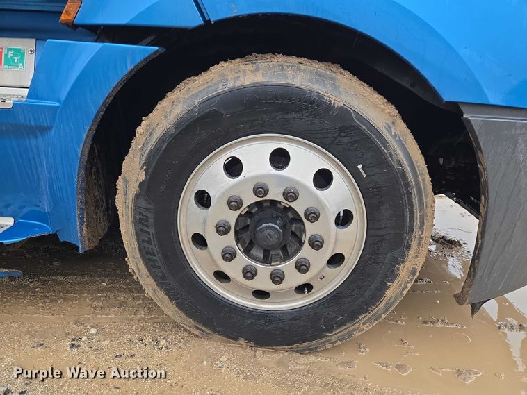 image for item YA2483 2019 Freightliner Cascadia semi truck