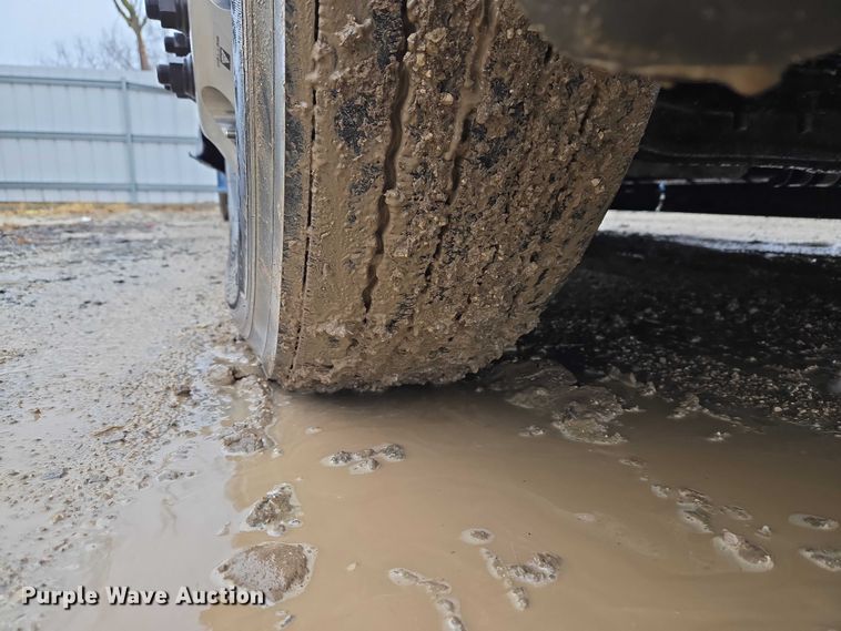 image for item YA2483 2019 Freightliner Cascadia semi truck