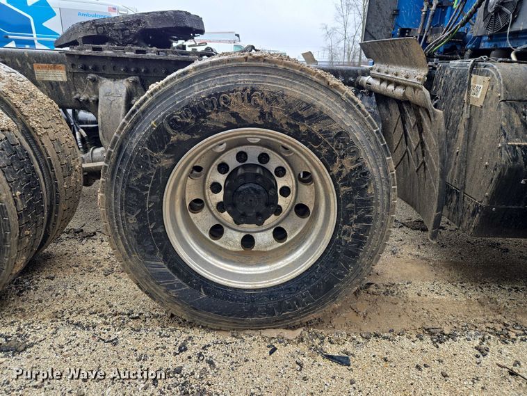 image for item YA2483 2019 Freightliner Cascadia semi truck