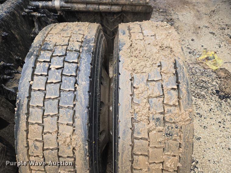 image for item YA2483 2019 Freightliner Cascadia semi truck