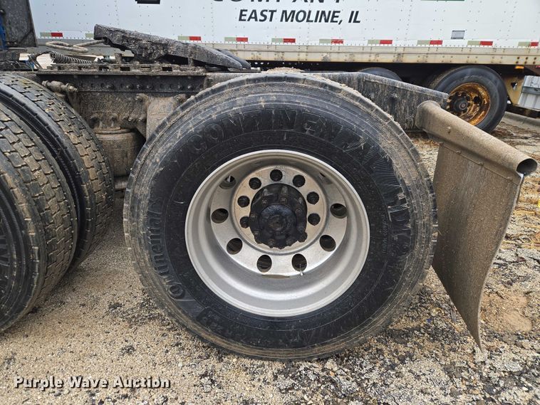 image for item YA2483 2019 Freightliner Cascadia semi truck