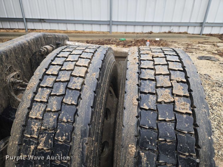 image for item YA2483 2019 Freightliner Cascadia semi truck