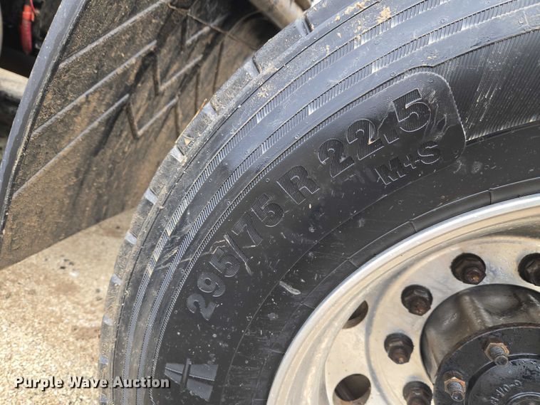 image for item YA2483 2019 Freightliner Cascadia semi truck