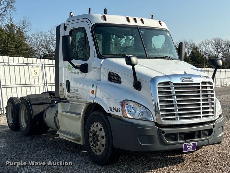 image for item YA2504 2015 Freightliner Cascadia semi truck