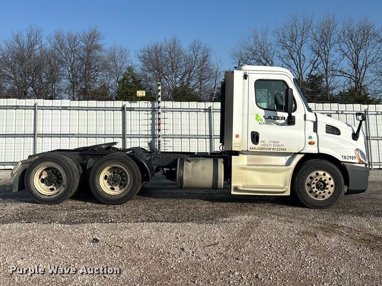 image for item YA2504 2015 Freightliner Cascadia semi truck