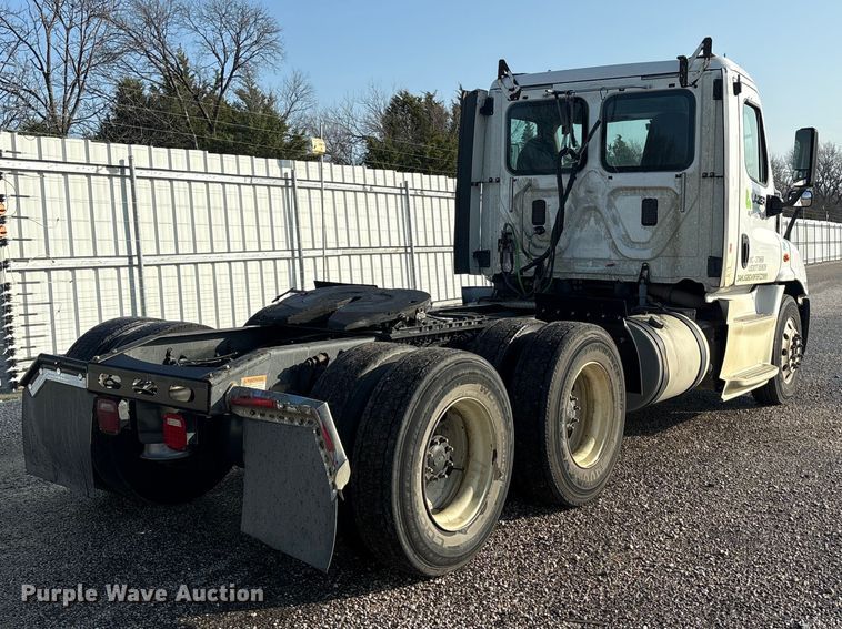 image for item YA2504 2015 Freightliner Cascadia semi truck