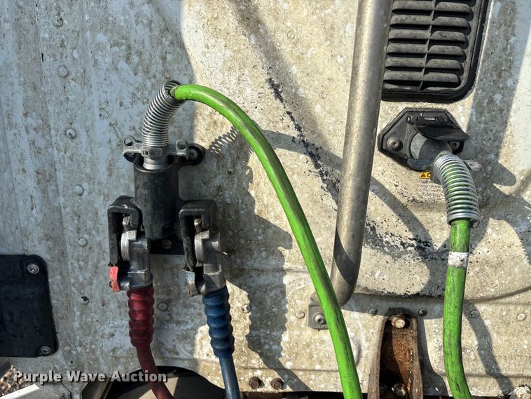 image for item YA2504 2015 Freightliner Cascadia semi truck