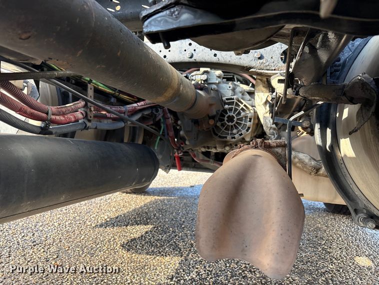 image for item YA2504 2015 Freightliner Cascadia semi truck