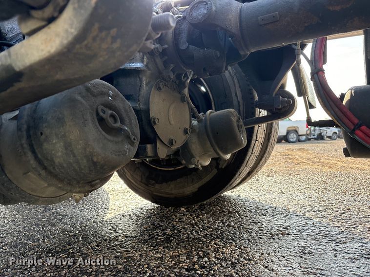 image for item YA2504 2015 Freightliner Cascadia semi truck