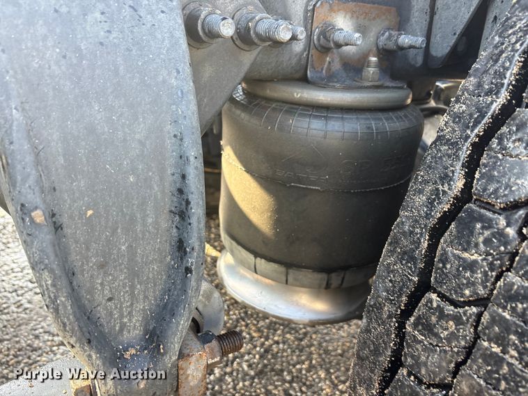 image for item YA2504 2015 Freightliner Cascadia semi truck