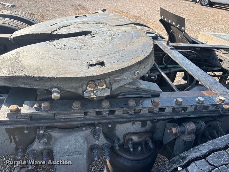 image for item YA2504 2015 Freightliner Cascadia semi truck