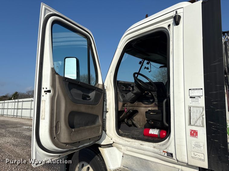 image for item YA2504 2015 Freightliner Cascadia semi truck